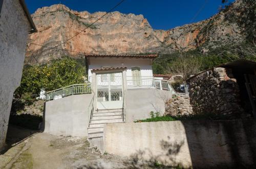 Ev Zin Holiday Home Rodia — 4-Star Luxury Hotel in Leonidio, Greece