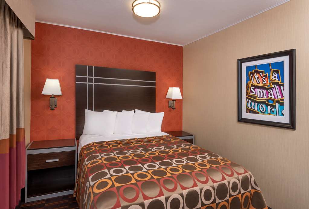 Best Western Plus Raffles Inn & Suites - photo 13