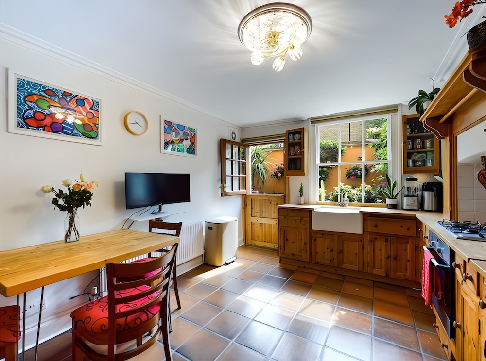 The Clapham 2 Bedroom Flat with Private Patio — 4-Star Luxury Hotel in London, United Kingdom