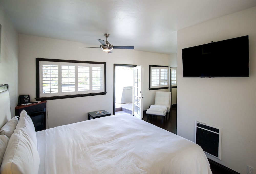 Malibu Country Inn - photo 4