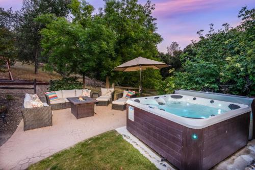 Emerald Escape 50 Acres w Hot Tub Game Room in Oakhurst, United States