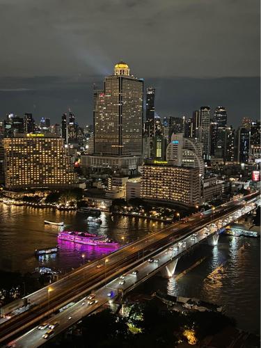 Riverside room with best view in heart of BKK