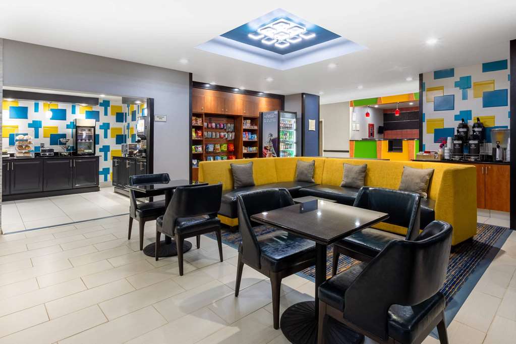 La Quinta Inn & Suites by Wyndham Columbus West Hilliard - photo 7