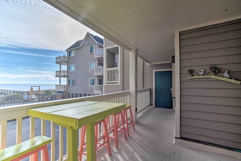 Walk To Shore Ocean View Condo in Carolina Beach — 4-Star Luxury Hotel in Carolina Beach, United States