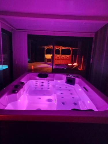 Le petit SPA dans le Quercy — hotel in Caussade