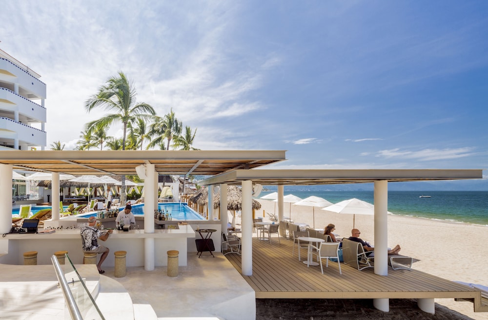 Poolside bar
