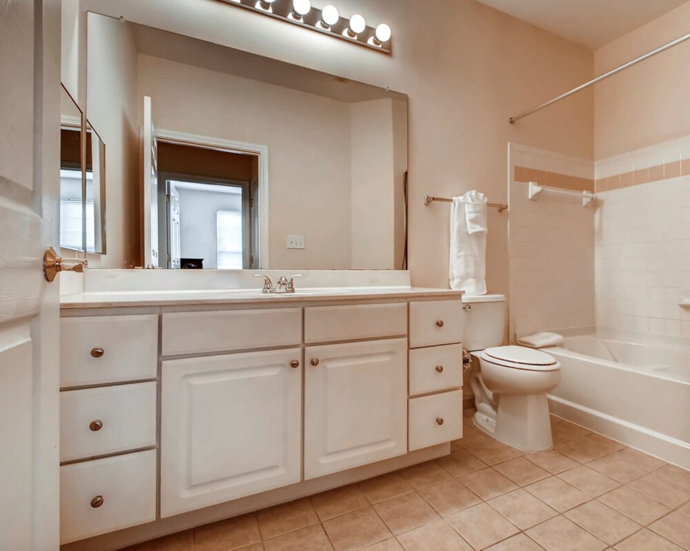 Global Luxury Suites at the Junction - photo 22