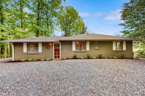 Lake Chatuge Cottage — 4-Star Luxury Hotel in Hiawassee, United States