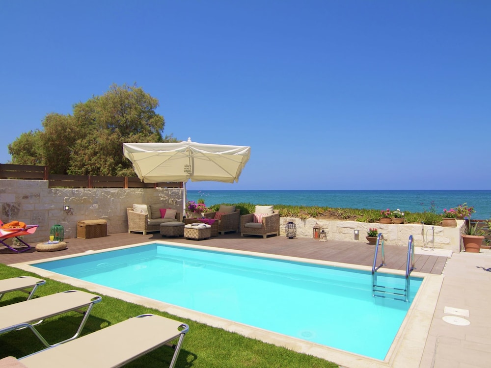 Beachfront Villa With a Private Pool — 4-Star Luxury Hotel in Rethymno, Greece