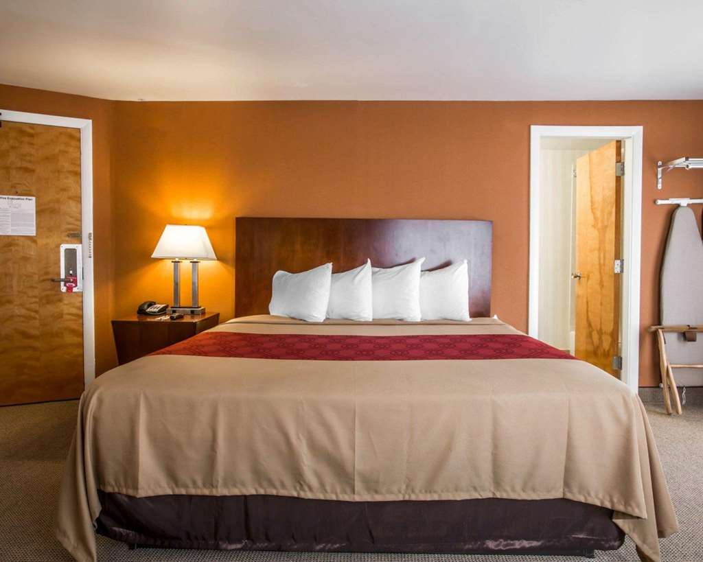 Econo Lodge Lake Region - photo 18