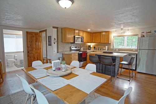 New Listing Great Backyard with Firepit Pet Friendly Wood Burning Stove — Alliance — photo 5