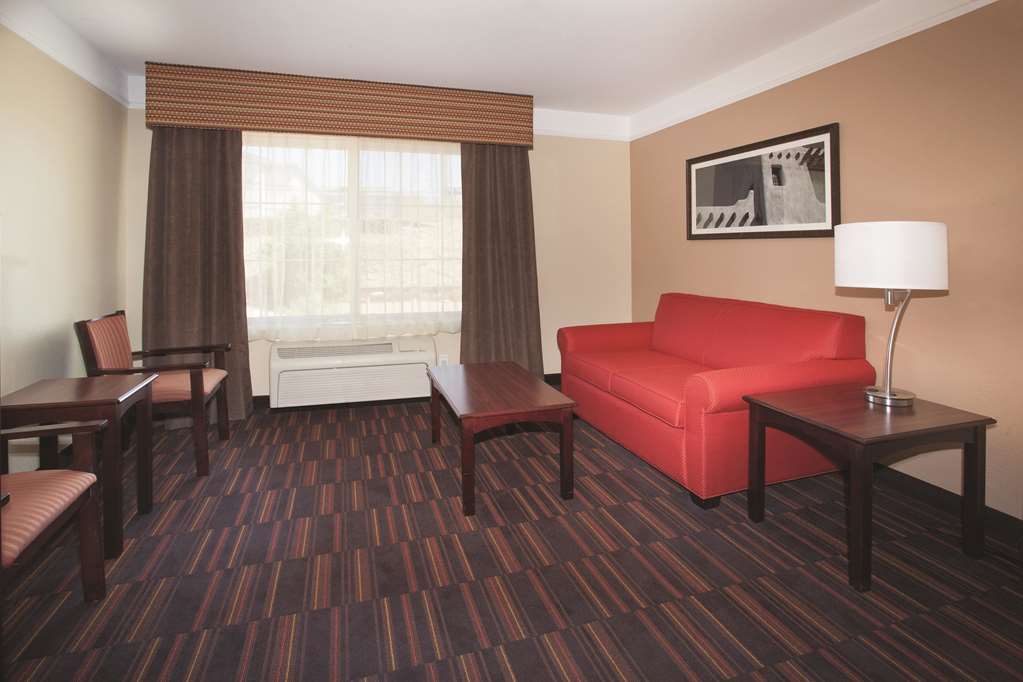 La Quinta Inn & Suites by Wyndham Albuquerque Midtown - photo 46
