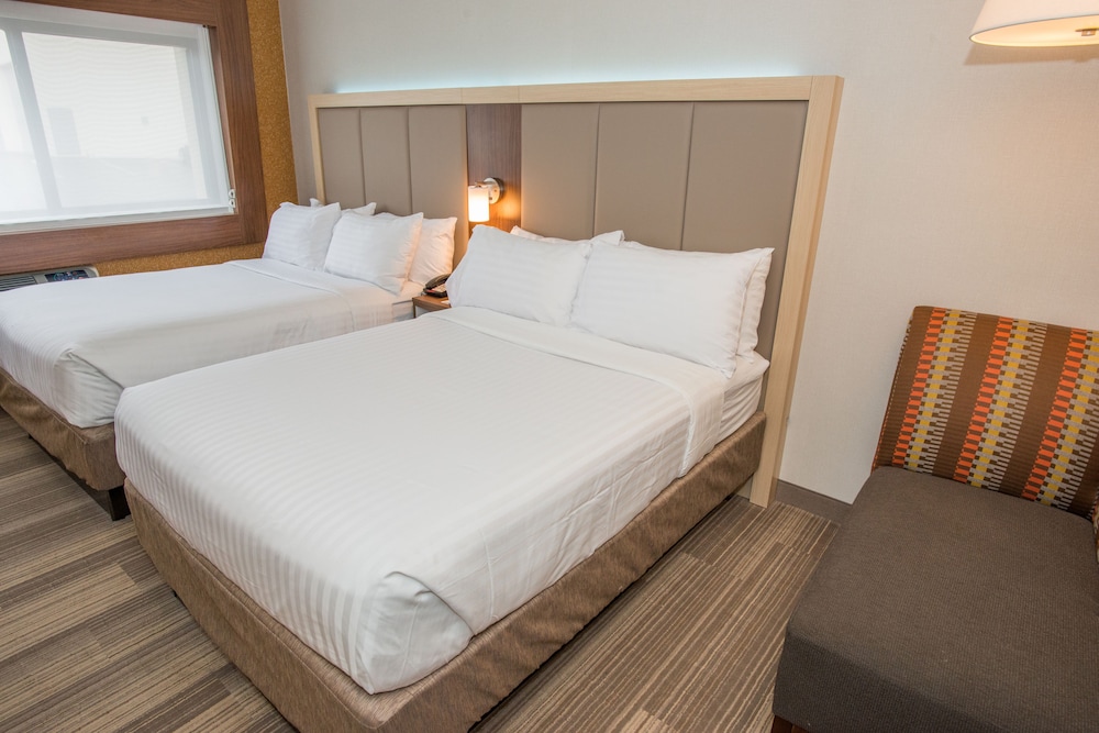 Holiday Inn Express Roslyn Manhasset Area an IHG Hotel - photo 3