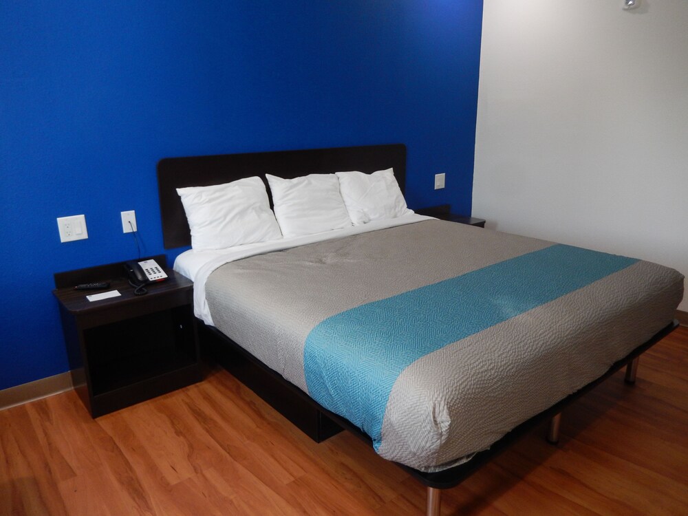 Motel 6 Houston TX Downtown North - photo 13