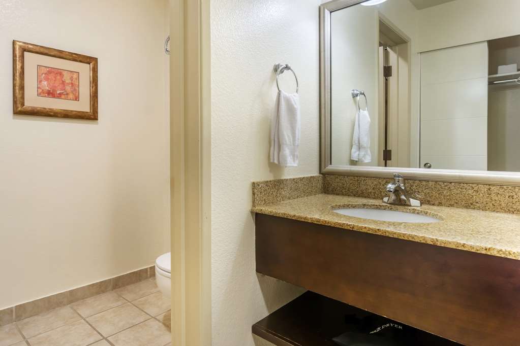 Best Western Plus Edmonds Harbor Inn - photo 42