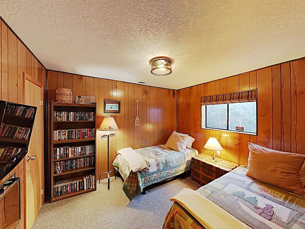 Pelican Harbor — 4-Star Luxury Hotel in Rockaway Beach, United States