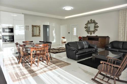 Vintage Luxury House By The River — 4-Star Luxury Hotel in Trikala, Greece