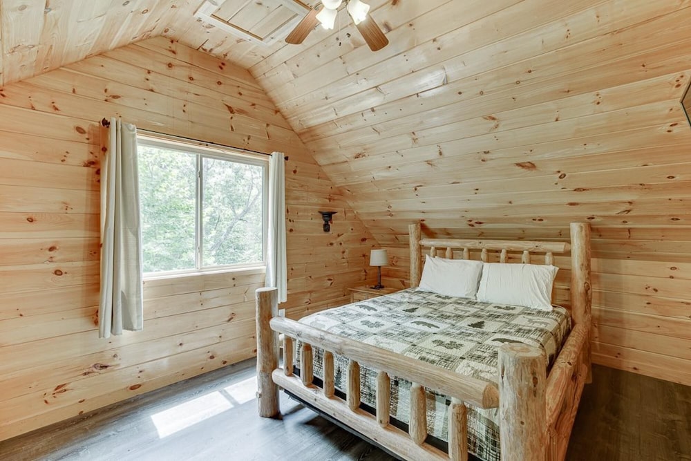 Listen to Chattahoochee RiverSleeps 8Near Helen in Cleveland, United States