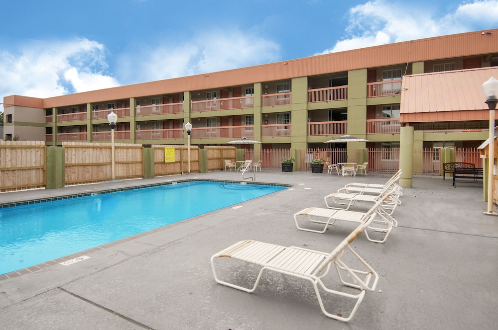 Super 8 by Wyndham Little Rock Otter Creek - photo 12