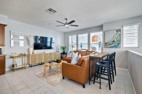 Blocks To Beach Coastal Beach Decor Garage Parking Gated Community 30 Day Fully Furnished in Oceanside, United States