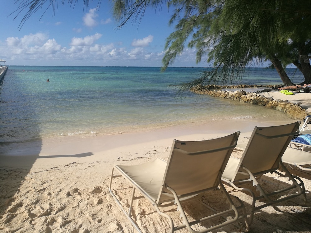 Sunset Paradise - carbon neutral hotel in Bodden Town