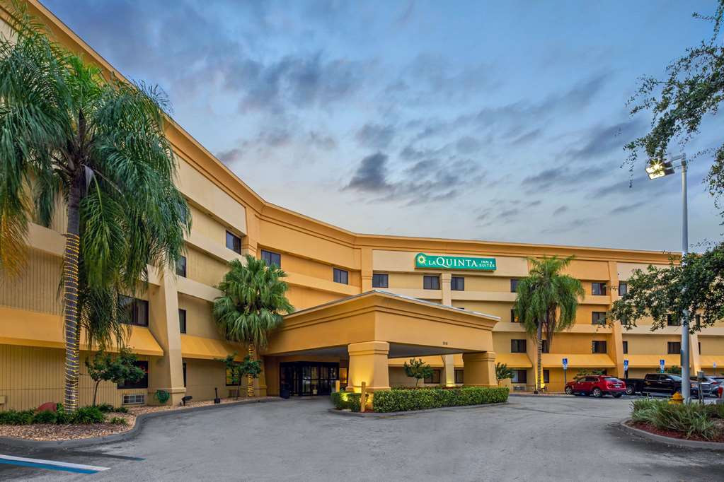 La Quinta Inn & Suites by Wyndham Miami Airport East - photo 6
