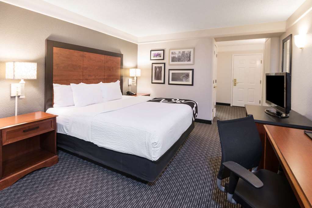 La Quinta Inn & Suites by Wyndham San Antonio Riverwalk - photo 30