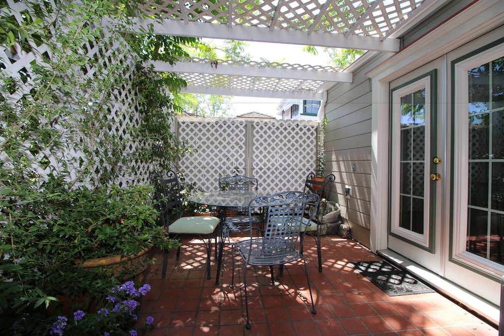 Bradford Place Inn Gardens — Sonora