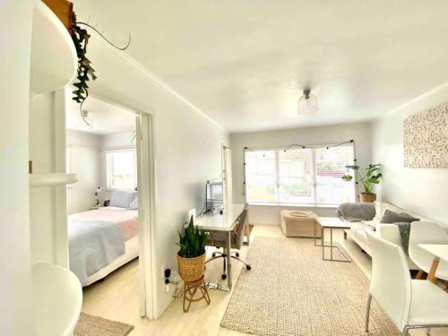 Own sunny quiet haven own 1 bedroom house & garden with car park central to Airport CBD & Sylvia Park Mall — 4-Star Luxury Hotel in Auckland, New Zealand