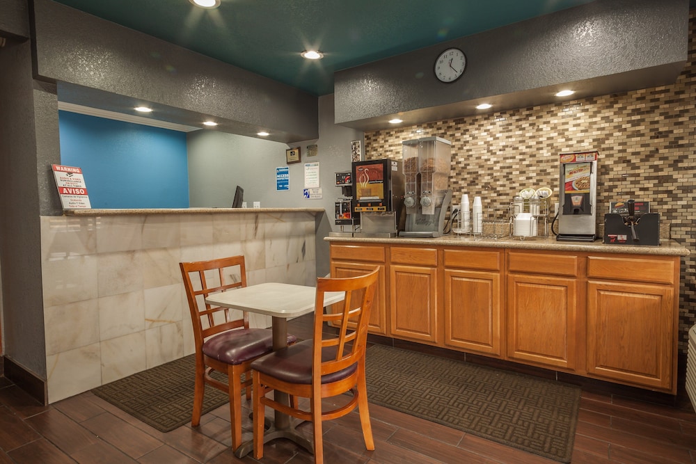 Vagabond Inn Hemet - photo 4