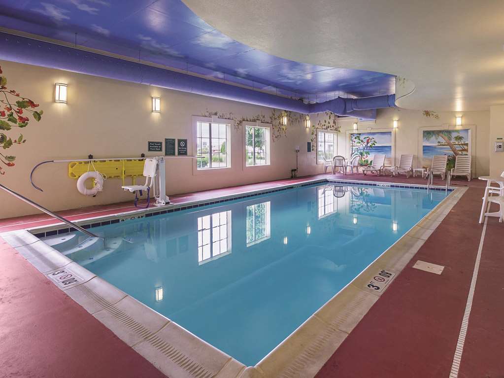 La Quinta Inn & Suites by Wyndham Bowling Green - photo 13