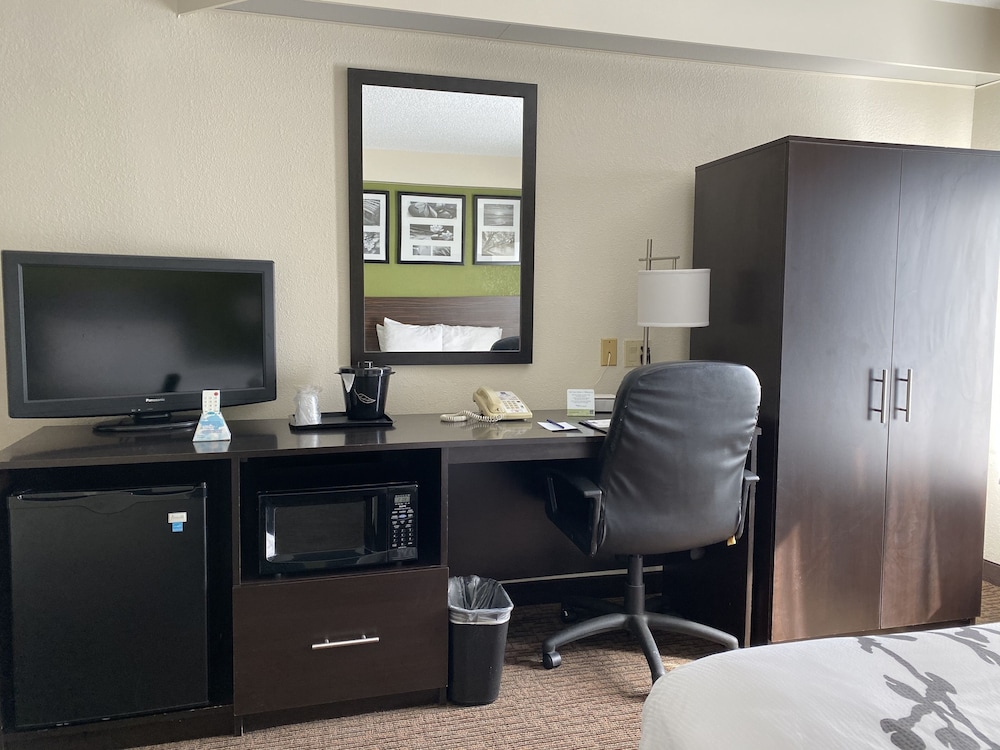 Spark by Hilton Louisville Airport - photo 18