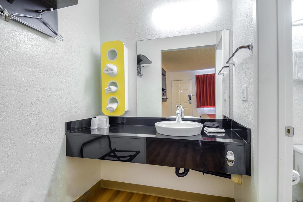 Motel 6 Los Angeles Long Beach - photo 7