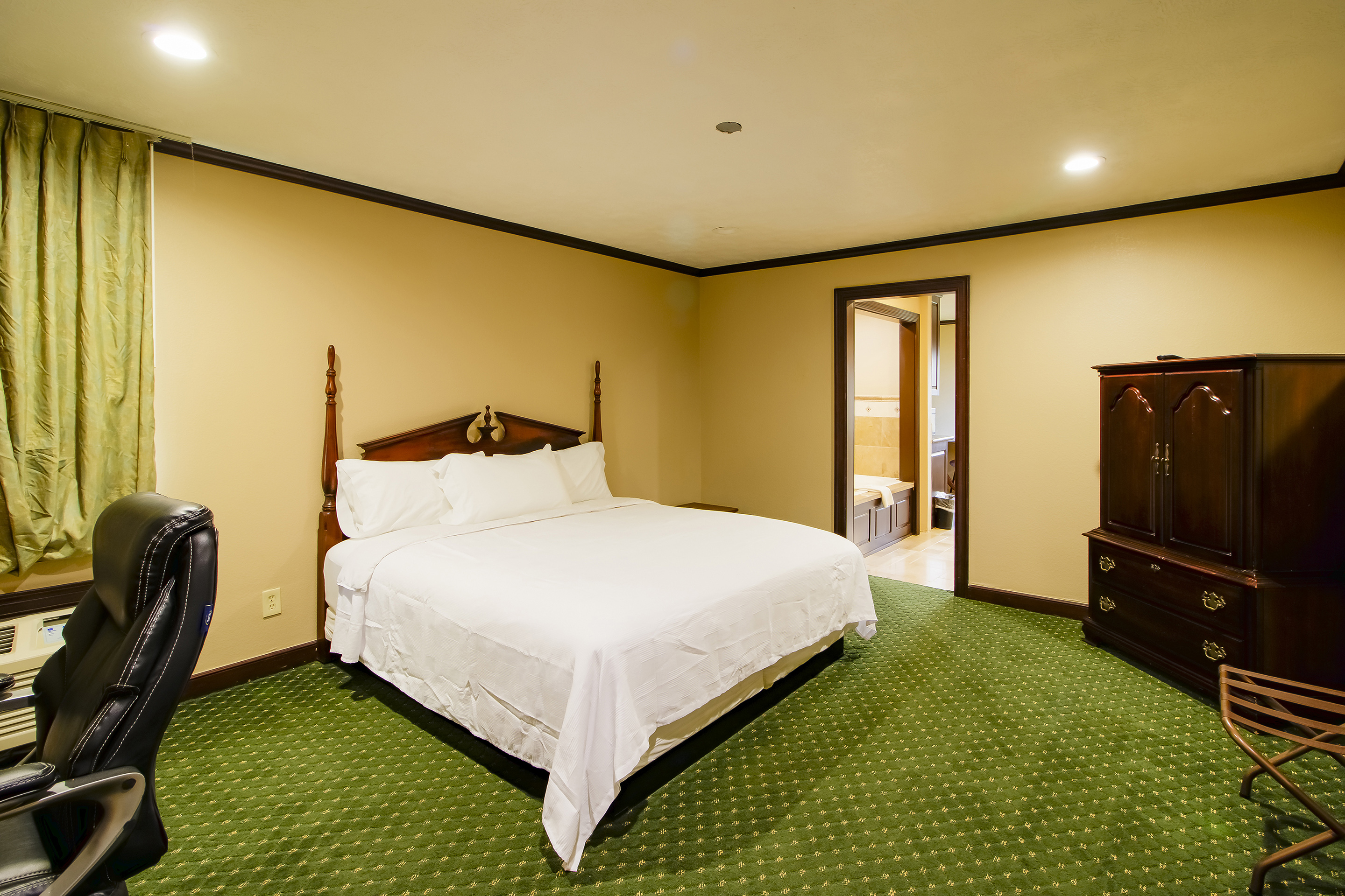 OYO Pinewood Inn & Suites Silsbee - photo 14