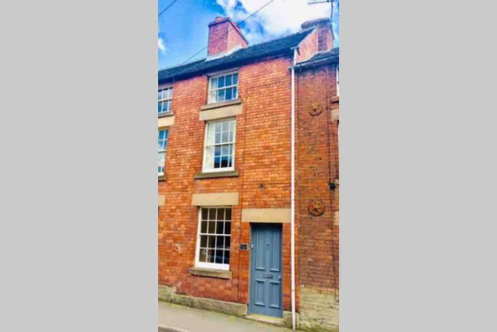 The Tenth House Grade II Listed Georgian Town House Wirksworth Derbyshire Peak District Cottage Sleeps 4 — 5-Star Luxury Hotel in Matlock, United Kingdom
