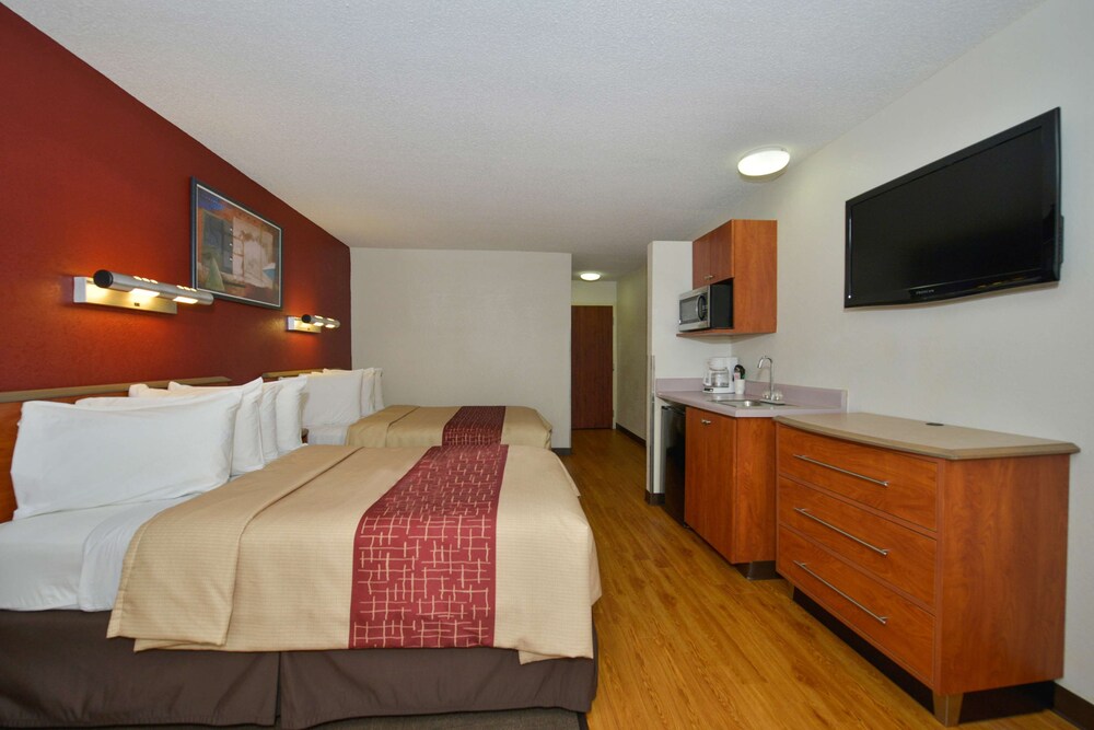 Red Roof Inn & Suites Savannah Gateway - photo 12