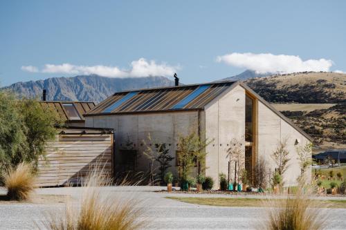 Jacks Point Earth House Escape — 4-Star Luxury Hotel in Queenstown, New Zealand