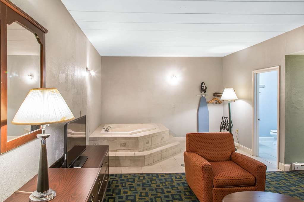 Econo Lodge Cranston Providence - photo 35