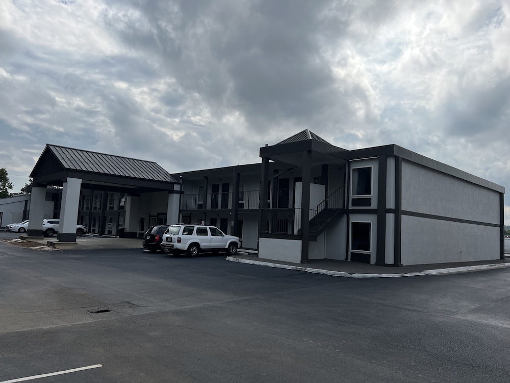 Econo Lodge Commerce - photo 48