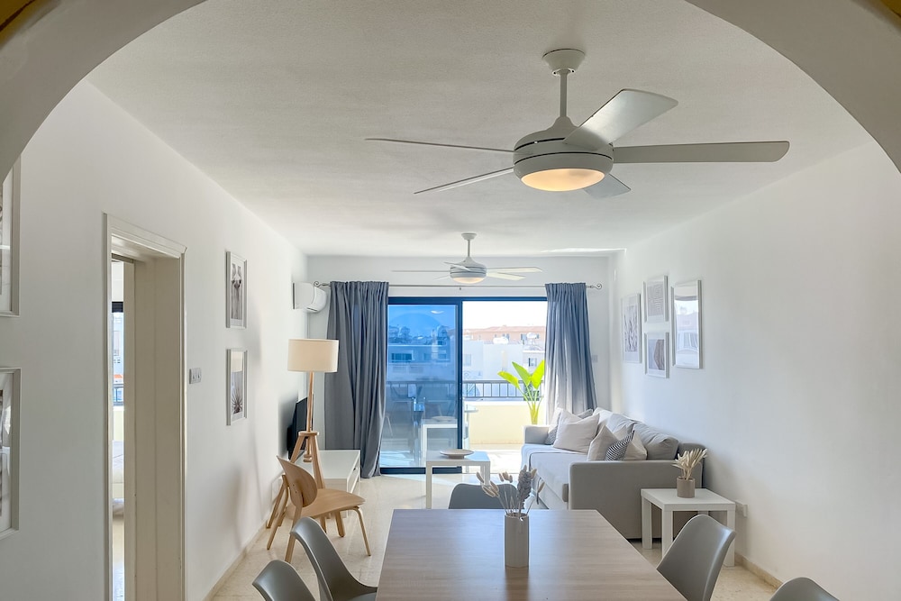Phaedrus Living: Byzantium Modern City Flat