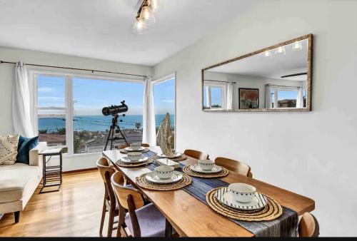 Hilltop Villa Offering Uninterrupted Ocean Vistas — 4-Star Luxury Hotel in San Diego, United States