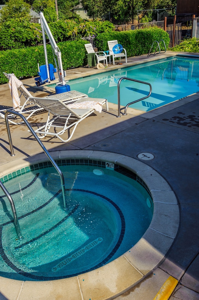Grass Valley Courtyard Suites - photo 22