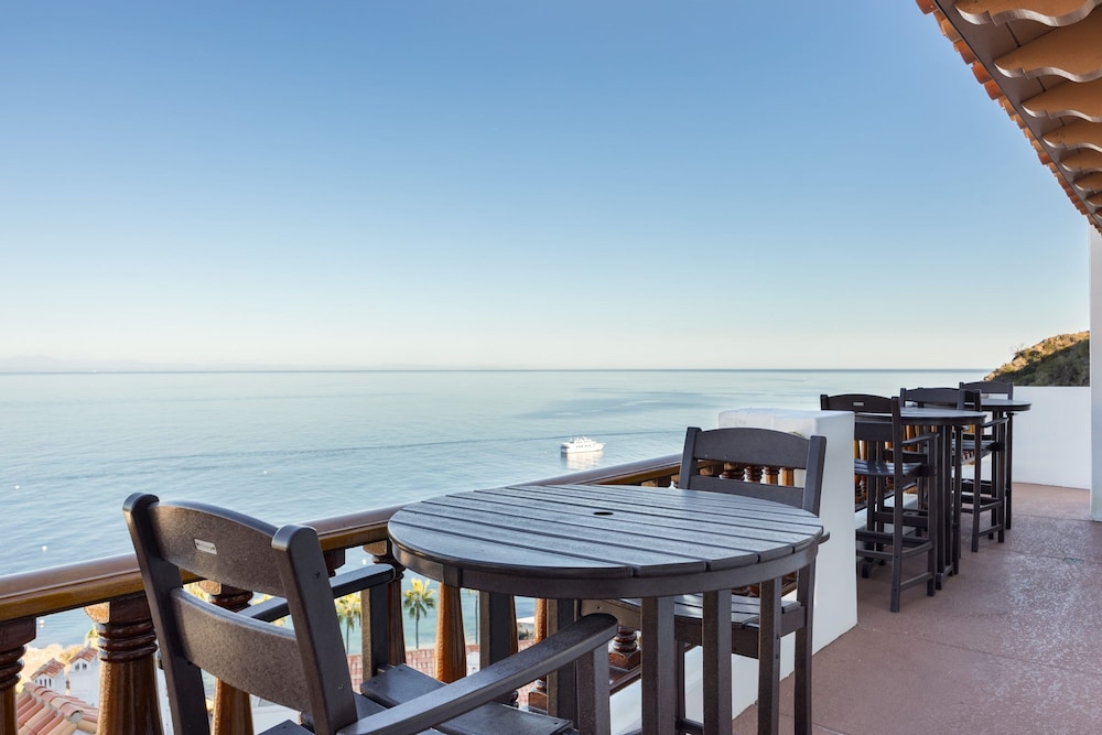 Camino De Flores by Avantstay Views Pool Beach Access Community Amenities in Avalon, United States