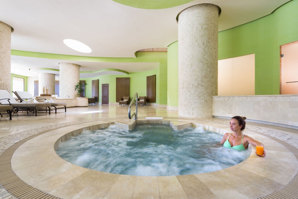 Indoor spa tub