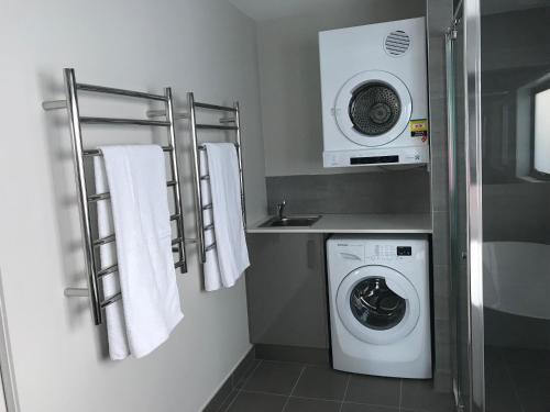 Self Contained Beach View Apartment — Kingston Beach — photo 3