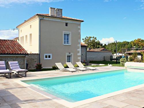 Gîte de charme avec piscine chauffée jardin privatif et équipements bébés à 15 min d Angoulême FR 1 653 16 in Vars, France