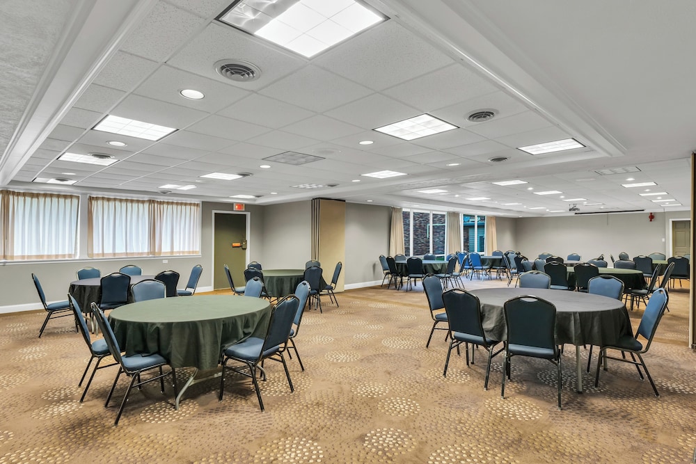Eastlake Suites Hotel & Conference Center By OYO Urbana - photo 136