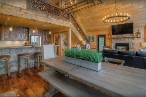 Sky High Lodge Blue Ridge — 4-Star Luxury Hotel in Blue Ridge, United States
