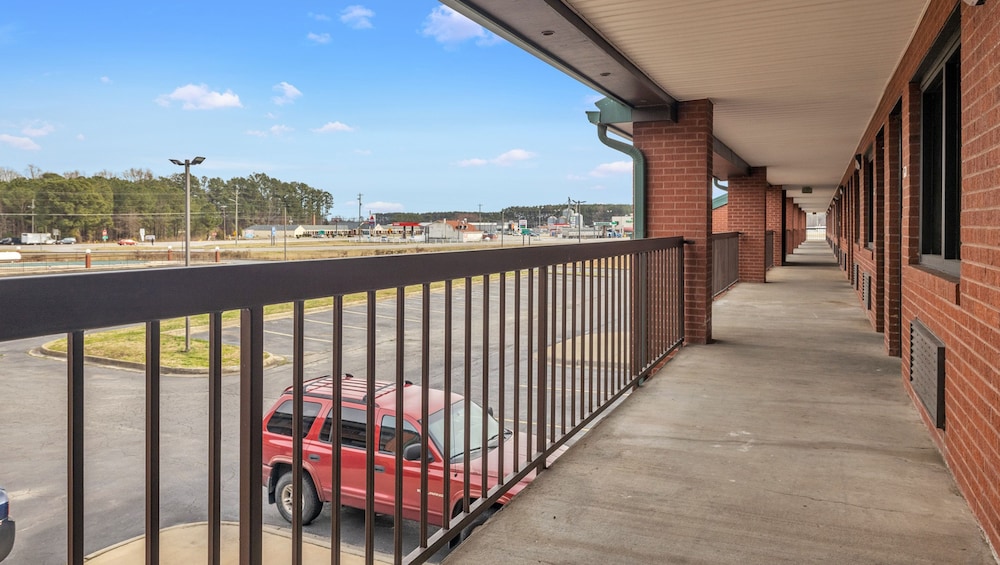 Studios and Suites 4 Less Emporia - photo 8