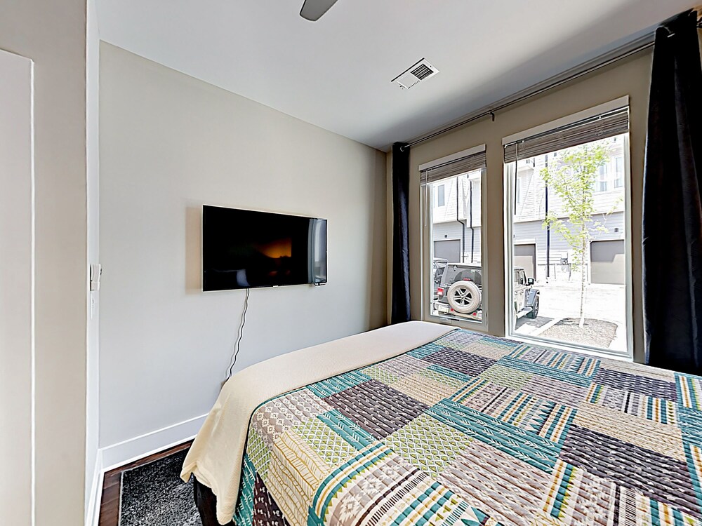 Visually Stunning 2BR 1.5BA Near Downtown Balcony w City View Nashville - photo 3